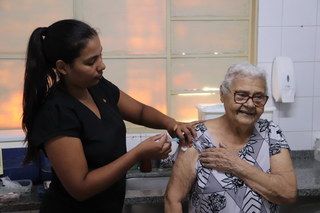 Idosa recebe dose de vacina contra a gripe em unidade básica de saúde. (Foto: Demilson Secreta/Sesau)