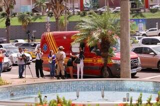 Viatura dos bombeiros em frente a hotel onde ocorreram os fatos. (Foto: Paulo Francis)