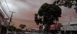Céu encoberto de poeira em Naviraí, antes de temporal começar (Foto: Direto das Ruas)