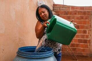 Maria Eleonice colocou tambor em casa pra fazer reservatório e não precisar enfrentar falta de água