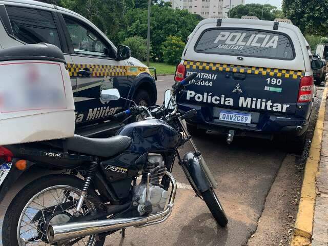 Insatisfeito com multa, motoboy xinga PMs e &eacute; preso ap&oacute;s bater em viatura