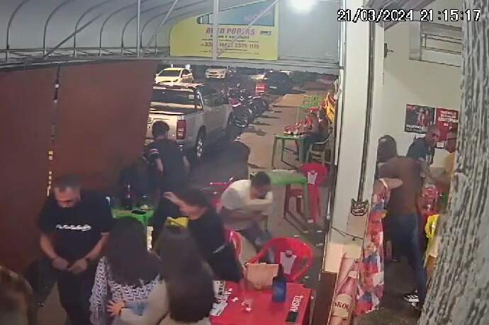 Vídeo mostra PM atirando contra homem durante confusão em bar