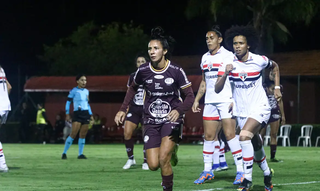 Jogadoras da Ferroviária disputam posse da bola durante partida diante o São Paulo. (Foto: Carla Covas/Ferroviária)