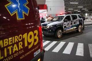 Viatura do Corpo de Bombeiros Militar e PM isolaram a área da agressão para averiguar os fatos. (Foto: Juliano Almeida)