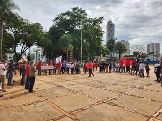 Manifestantes fizeram roda e discursaram na Praça do Rádio, na Capital (Foto: Geniffer Valeriano)