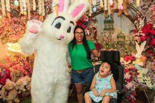 Luciana e a filha Emanuela visitaram o coelho na Cidade da Páscoa. (Foto: Juliano Almeida)