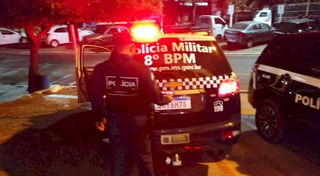 Policias militares durante ocorrência de violência doméstica (Foto: reprodução / jornal da Nova) 