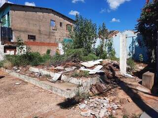 Terreno com paredes e entulho de demolição na Rua Barra Mansa, no Bairro Guanandi (Foto: Direto das Ruas)