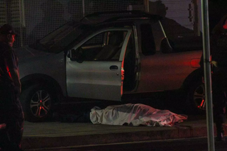 Vítima foi baleada ao lado de Fiat Strada, no início da noite de terça-feira (19). (Foto: Juliano Almeida)