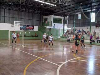 Jogadoras disputam a posse da bola durante confronto em Campo Grande. (Foto: Reprodução)
