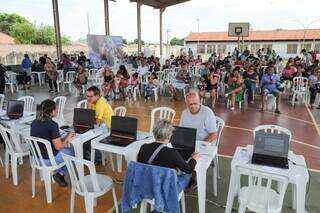 Assinatura da regularização foi realizada durante mutirão, no Jardim Canguru (Foto/Divulgação)