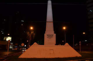 Obelisco com a luzes apagadas em edição anterior, na avenida Afonso Pena. (Foto: Arquivo/Campo Grande News)