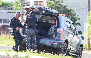 Tonzinho na viatura do Batalhão de Choque da Polícia Militar (Foto: Henrique Kawaminami)