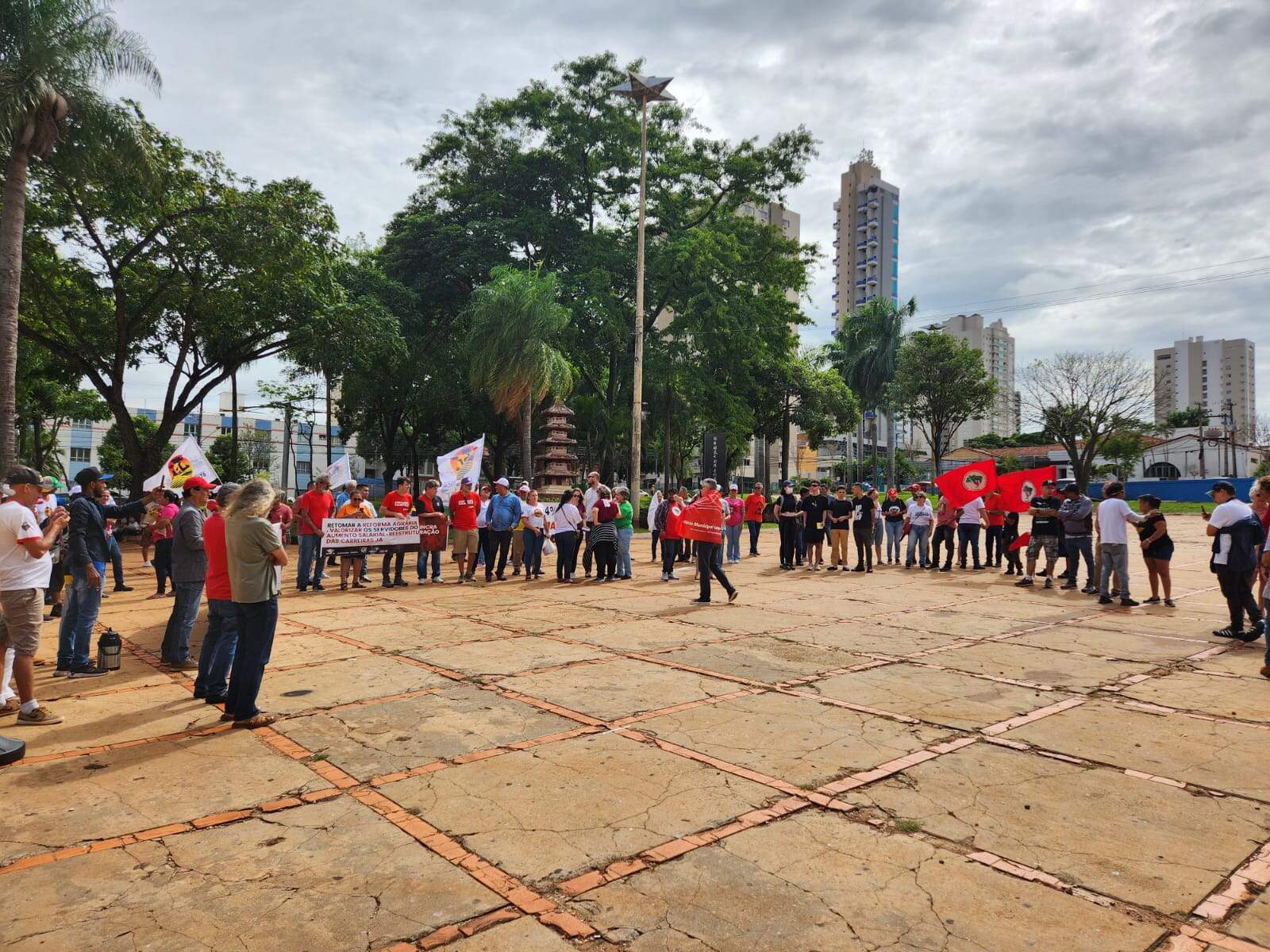 Ato pela democracia em Campo Grande começa tímido na Praça Rádio