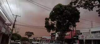 Céu encoberto de poeira em Naviraí, antes de temporal começar, no dia 21 (Foto: Direto das Ruas)