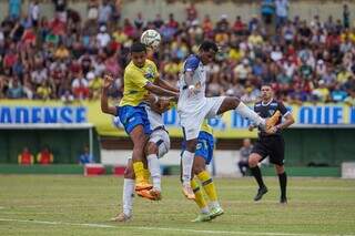Jogadores disputam a posse da bola durante confronto entre Costa Rica e Dourados. (Foto: Marcelo Berton)