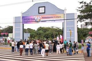 Entrada da Cidade da Páscoa, onde foi celebrada missa campal. (Foto: Paulo Francis)