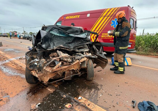 Carro ficou com a frente destruída (Foto: reprodução / Rádio Caçula) 