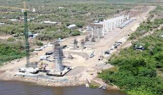 Obras da construção da ponte bioceânica, que ligará Brasil e Paraguai (Foto: Toninho Ruiz)