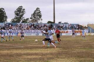 Jogadores disputam a posse da bola no Estádio Jacques da Luz, em Campo Grande. (Foto: Paulo Francis)