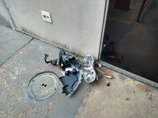Lanterna do carro foi parar na porta do Hemosul (Foto: Fernanda Palheta)