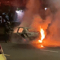 Carro explode após condutor bater em veículo estacionado no Centro