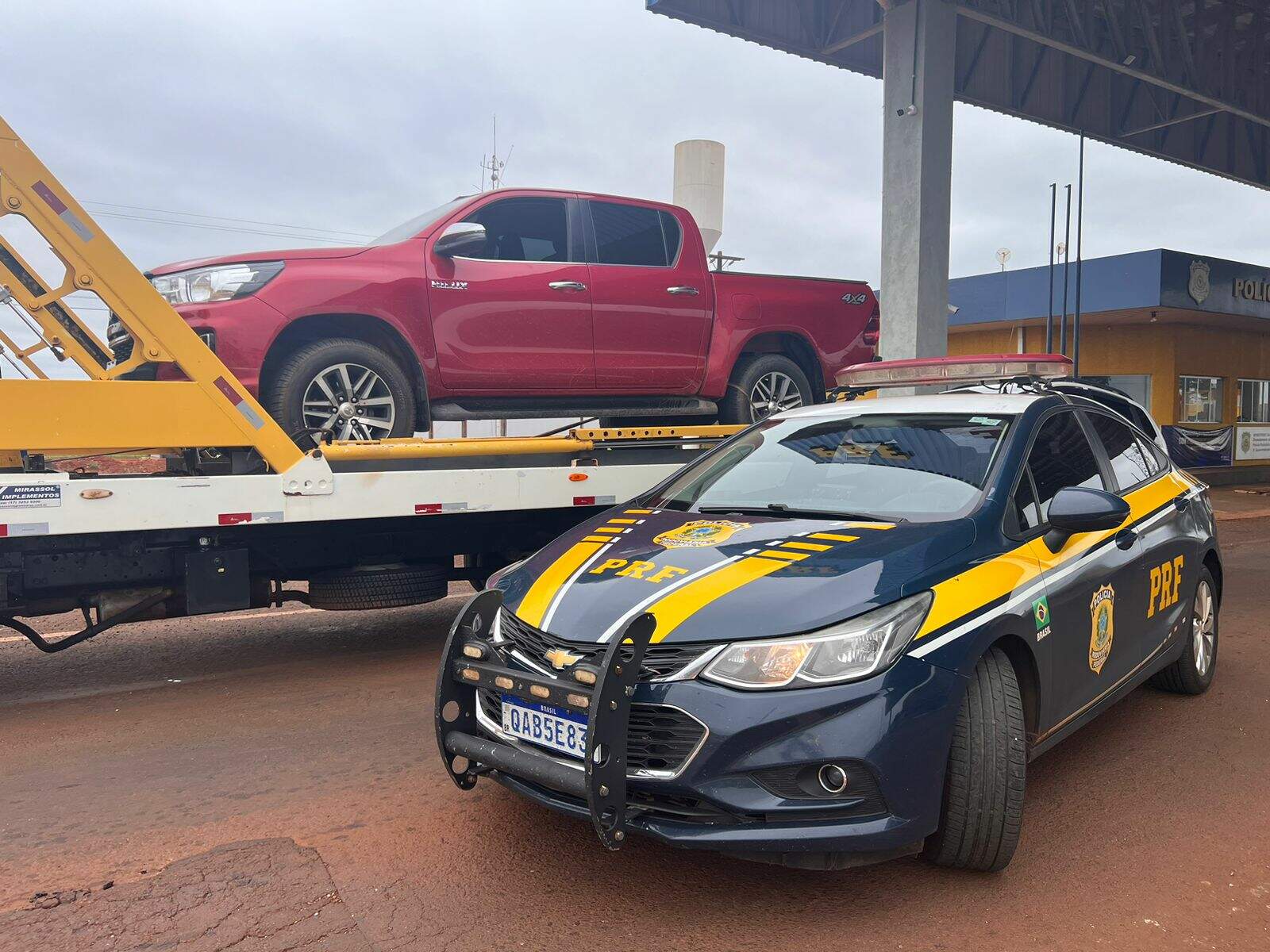 Condutora tenta fugir e PRF para caminhonete avaliada em R$ 200 mil a tiros