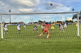 Jogadores do Dourados e Costa Rica em disputa de bola aérea durante o primeiro jogo das quartas de finais (Foto: Gabriel Orriz/Dourados AC)