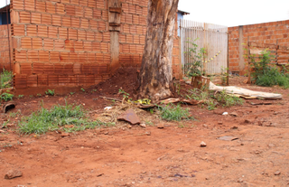 Fita zebrada indica o local onde o rapaz caiu baleado na Rua Baguari (Foto: Paulo Francis)