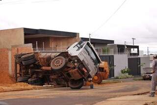 Caminhão tombado em frente a obra (Foto: Paulo Francis)