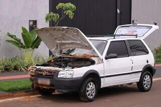 Carro Fiat Uno com porta-malas e capô abertos (Foto: Paulo Francis)