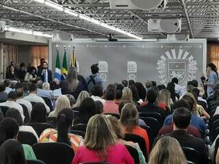 Prefeitos e técnicos lotaram auditório da Governadoria para reunião com técnicos do MEC (Foto: Caroline Maldonado)