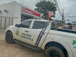 Equipe da perícia foi à agência esta manhã, na Vila Bandeirantes (Foto: Marcos Maluf)