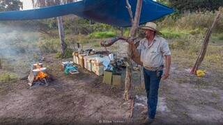 Júlio Pipoca monta acampamento para cozinhar pratos de comitiva. (Foto: Silas Ismael)