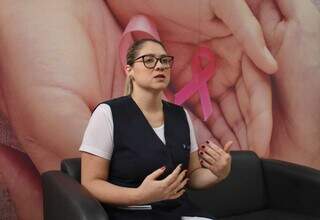 A enfermeira do Hospital do Amor, Graziela Barbosa, 39, explica que carreta atende 30 municípios (Foto: Paulo Francis)