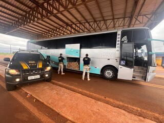 Policiais ao lado de ônibus do Paraguai que levava maconha para o Rio de Janeiro (Foto: Divulgação)