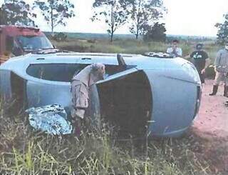 Bombeiro verifica vítima morta dentro de veículo no dia do acidente. (Foto: Reprodução processo)