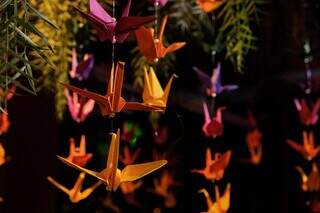 Estilo de origami, tsurus foram feitos por cada casal da família. (Foto: Kleyton Amaral Fotógrafo)