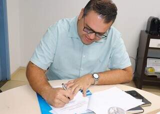 O prefeito de Dourados, Alan Guedes (PP), durante assinatura da folha de pagamento. (Foto: Reprodução/Redes Sociais)