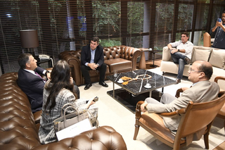 Eduardo Riedel recebeu embaixador do Canadá no Brasil, Emmanuel Kamarianakis, no fim da tarde desta terça-feira (26). (Foto: Bruno Rezende)