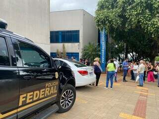 Viatura da Polícia Federal em frente à agência do INSS (Foto: Clara Farias)