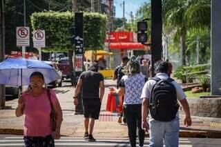 Pedestres no Centro de Campo Grande, caminhando sob sol forte (Foto: Marcos Maluf)