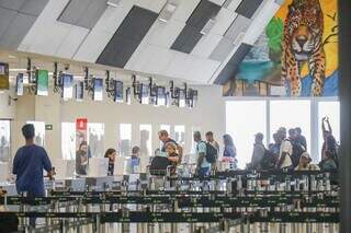 Fila para o check-in no Aeroporto Intenacional de Campo Grande (Foto: Henrique Kawaminami)