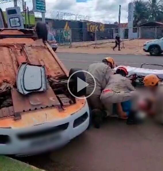 “Toda semana tem acidente”, diz comerciante após carro capotar