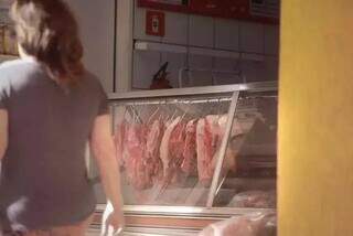 Cortes de carne vermelha expostos em vitrine de açougue (Foto: Marcos Maluf/Arquivo)