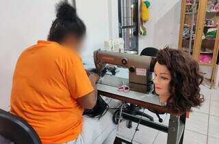 Detenta usa máquina de costura, linha e cabelo para a produção de peruca (Foto: Divulgação/Agepen)