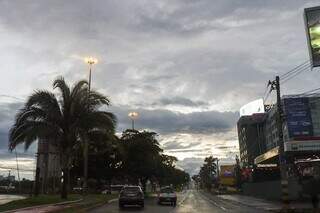 Céu parcialmente coberto e pista da Avenida Afonso Pena, na Capital, molhada pela chuva leve (Foto: Henrique Kawaminami)
