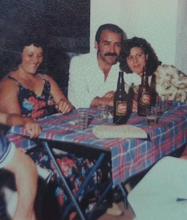 A foto que ajudou mostra a avó (1ª), o pai Augusto Gomes (2º) e a mãe (3ª) Edna Scorpione (Arquivo da família)