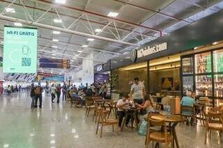 Lanchonete é uma das poucas opções de restaurante do aeroporto, reclamam usuários (Foto: Henrique Kawaminami)