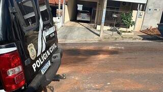 Viatura da Polícia Civil em rua no município de Iguatemi onde mandados foram cumpridos (Foto: Divulgação/Polícia Civil)